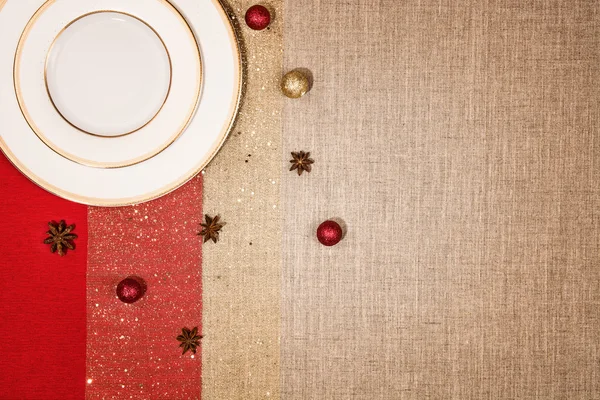 Χριστουγεννιάτικη διακόσμηση και δείπνο ή δείπνο επιτραπέζια σκεύη. — Φωτογραφία Αρχείου