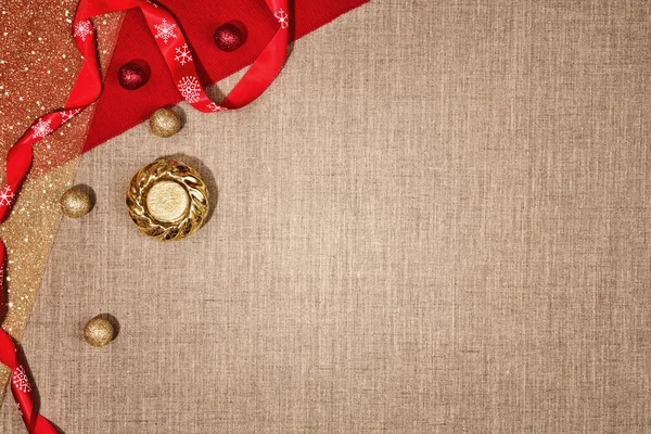 リネンの布の上のクリスマスの装飾の背景. — ストック写真