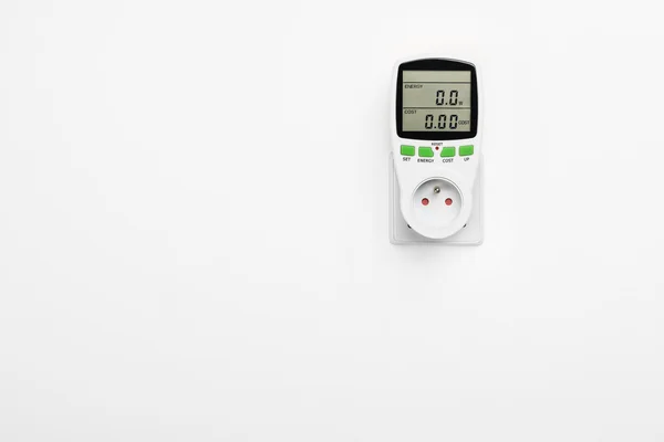 Elektrisk strömförbrukning meter på vit vägg. — Stockfoto