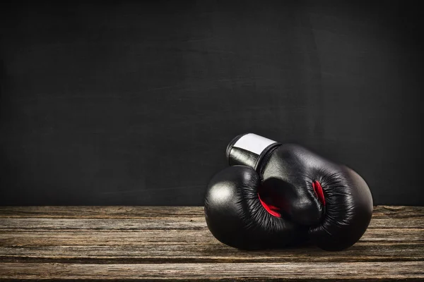 Guantes de boxeo sobre fondo de madera —  Fotos de Stock