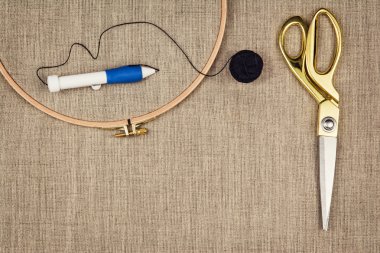 Doğal bir keten üzerinde düz yatan dikiş nesneleri grubu