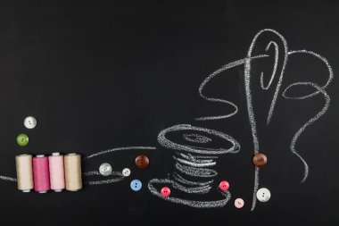 Siyah bir tebeşir tahtası backgro düz yatan dikiş nesneleri grubu