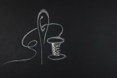 Siyah bir tebeşir tahtası backgro düz yatan dikiş nesneleri grubu