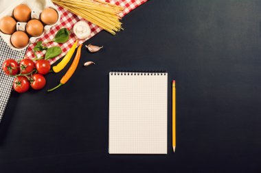 Makarna malzemeleri ile gıda hazırlama arka plan. Üstte görüntü.