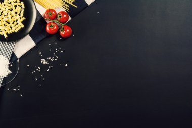 Makarna malzemeleri ile gıda hazırlama arka plan. Üstte görüntü.