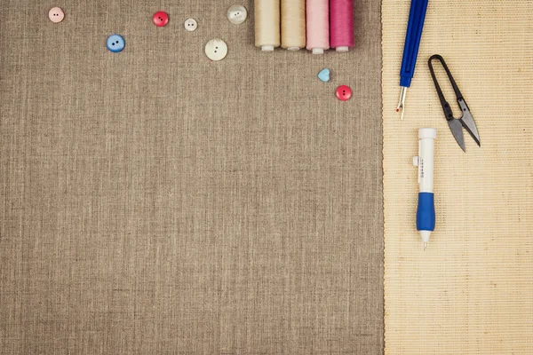 Group of sewing objects lying flat on a natural linen — Stock Photo, Image