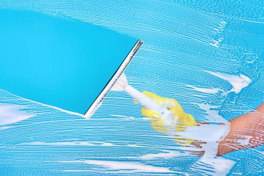 Temizleme conept - el temizleme cam pencere pencere deterjan ile