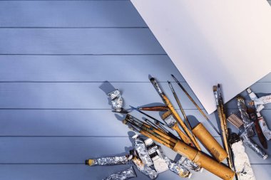 Resim atölyesinde resim ya da çizim. Üst görünüm modelleme arkaplanı