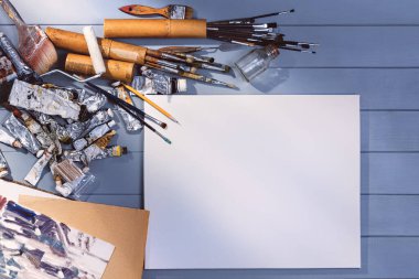 Resim atölyesinde resim ya da çizim. Üst görünüm modelleme arkaplanı