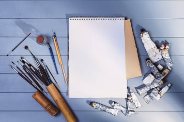 Resim atölyesinde resim ya da çizim. Üst görünüm modelleme arkaplanı