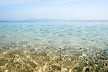 Dili 'deki Dolok Oan Sahili olarak da bilinen Cristo Rei Backside Beach' in güzel manzarası, Timor Leste. Deniz dalgaları arka planı