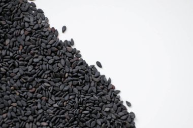 Siyah Susam Tohumları beyaz arkaplanda izole