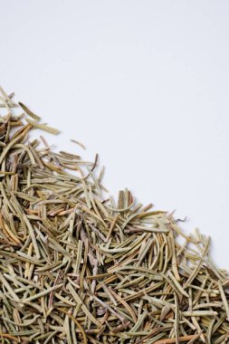 Beyaz arkaplanda organik kurutulmuş biberiye izole edilmiş.