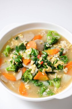 Capcay, Çin usulü kızarmış sebze tabağı. Beyaz tabakta servis ediliyor..