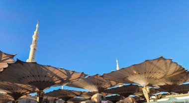 Medine, Suudi Arabistan - 7 Mart 2024: Mescid an-Nabawi 'deki dev şemsiyenin dış mimarisi