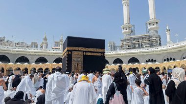 Mekke, Saudia Arabistan - 11 Mart 2024: Müslüman hacılar Kabe 'nin etrafında tawaf ediyor ve umrah mevsiminde Mescidi Haram' da namaz kılıyorlar.