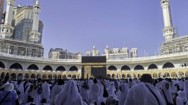Mekke, Suudi Arabistan - 12 Mart 2024: Umra mevsimi sırasında Mescidi Haram 'daki Kabe' ye Müslüman hacılar