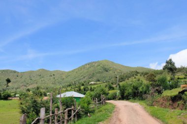 Hatu Builico köyünde, Ramelau Dağı yürüyüş parkuruna doğru güzel bir manzara var.