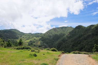 Hatu Builico köyünde, Ramelau Dağı yürüyüş parkuruna doğru güzel bir manzara var.