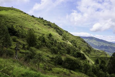 Hatu Builico köyünün güzel manzarası Ramelau Dağı yürüyüş parkuruna doğru.