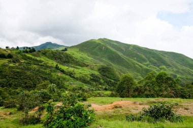 Hatu Builico köyünün güzel manzarası Ramelau Dağı yürüyüş parkuruna doğru.