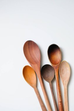 Beyaz arkaplanda izole edilmiş ahşap kaşıkların çeşitliliği