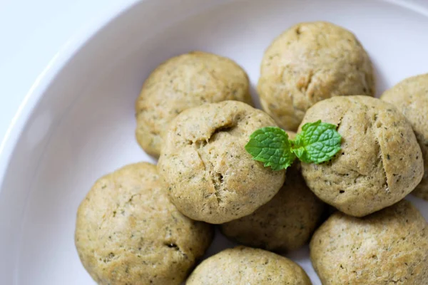 Beyaz tabakta ev yapımı naneli kurabiyelerin yakın çekimi.