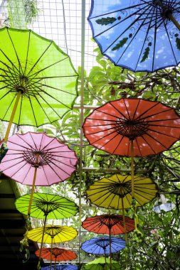 Kampung Batik Laweyan, Solo 'da bir sokak köşesinde renkli şemsiye süslemeleri