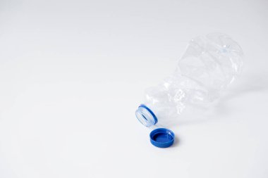 Beyaz arkaplanda izole edilmiş su plastik şişesi