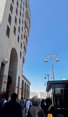 Medine, Suudi Arabistan - 6 Mart 2024: El-Mescid an-Nabawi yakınlarındaki otel binalarının çevresindeki atmosfer