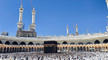 Mekke, Saudia Arabistan - 8 Mart 2024: Müslüman hacılar umrah sezonunda Mescidi Haram 'da Kabe' nin etrafında tawaf yapıyorlar