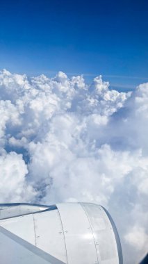 Bulutlar uçak penceresinden bakış