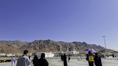 Medine, Suudi Arabistan - 6 Mart 2024: Uhud Dağı 'nı ziyaret eden hacılar