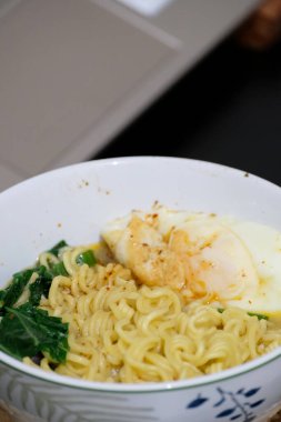 Sebzeli ve yumurtalı erişte.