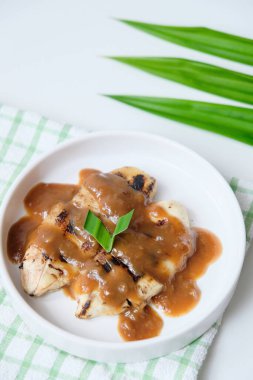 Pisang ağzı ya da pisang epesi, palmiye şekerli ızgara muz, Endonezya geleneksel yemekleri..