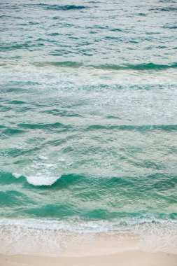 Dili 'deki Dolok Oan Sahili olarak da bilinen Cristo Rei Backside Beach' in tropikal egzotik manzarası, Timor Leste. Deniz dalgaları arka planı.