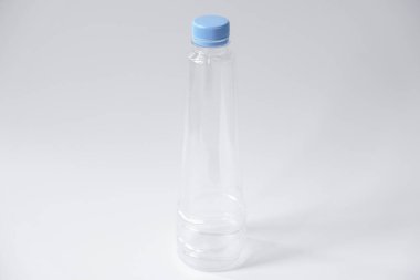Beyaz arka planda izole edilmiş plastik su şişesi.