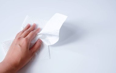 Mutfak havlusuyla el silme masası.