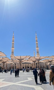 Medine, Suudi Arabistan - 7 Mart 2024: Hacılar Hz. Muhammed el-Mecid an-Nabawi 'nin ana camisine yürür ve namaz kılar.