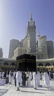 Mekke, Suudi Arabistan - 10 Mart 2024: Umra mevsimi sırasında Mescidi Haram 'daki Kabe' ye Müslüman hacılar
