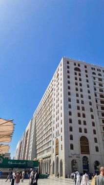 Medine, Suudi Arabistan - 5 Mart 2024: El-Mescid an-Nabawi yakınlarındaki otel binalarının çevresindeki atmosfer