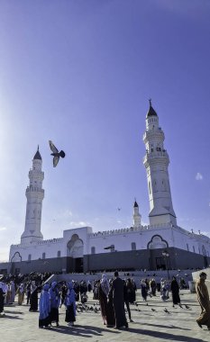 Medine, Suudi Arabistan - 6 Mart 2024: Mescidi Quba 'yı ziyaret eden Müslüman hacılar