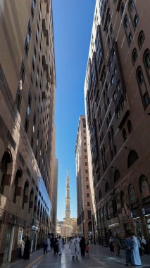 Medine, Suudi Arabistan - 5 Mart 2024: El-Mescid an-Nabawi yakınlarındaki otel binalarının çevresindeki atmosfer