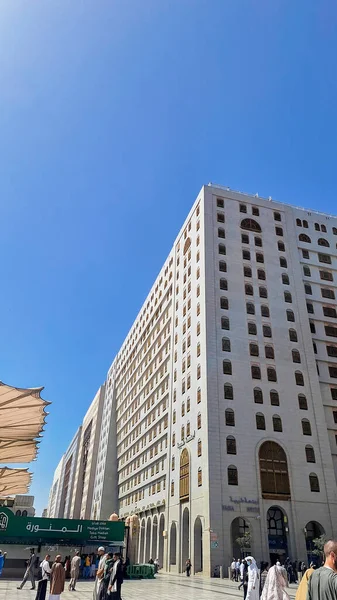 Medine, Suudi Arabistan - 5 Mart 2024: El-Mescid an-Nabawi yakınlarındaki otel binalarının çevresindeki atmosfer