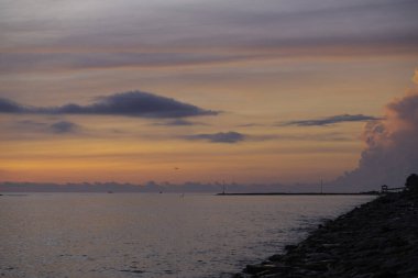 Rupat Utara Sahili 'nde gün doğumunda güzel manzara.