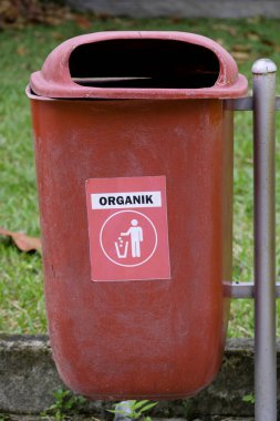 Kamu parkında organik atıklar için çöpleri ayırmak