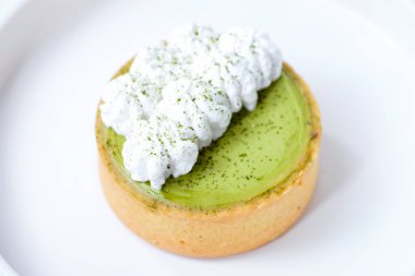 Beyaz tabakta kibrit peynirli tart