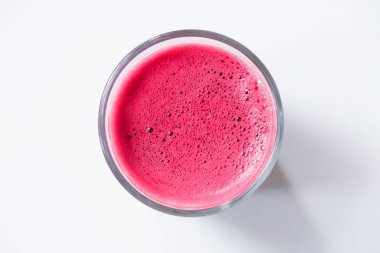 Bardakta servis edilen sağlıklı pancar suyu.