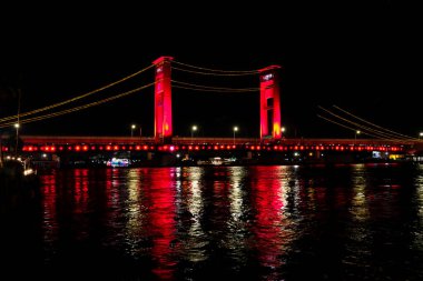 Palembang, Endonezya - 23 Mart 2025: Ampera Köprüsü etrafındaki gece atmosferi
