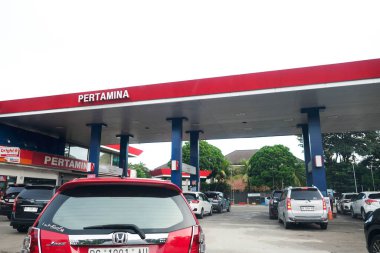 Palembang, Endonezya - 23 Mart 2025: Pertamina benzin istasyonunda kuyruk